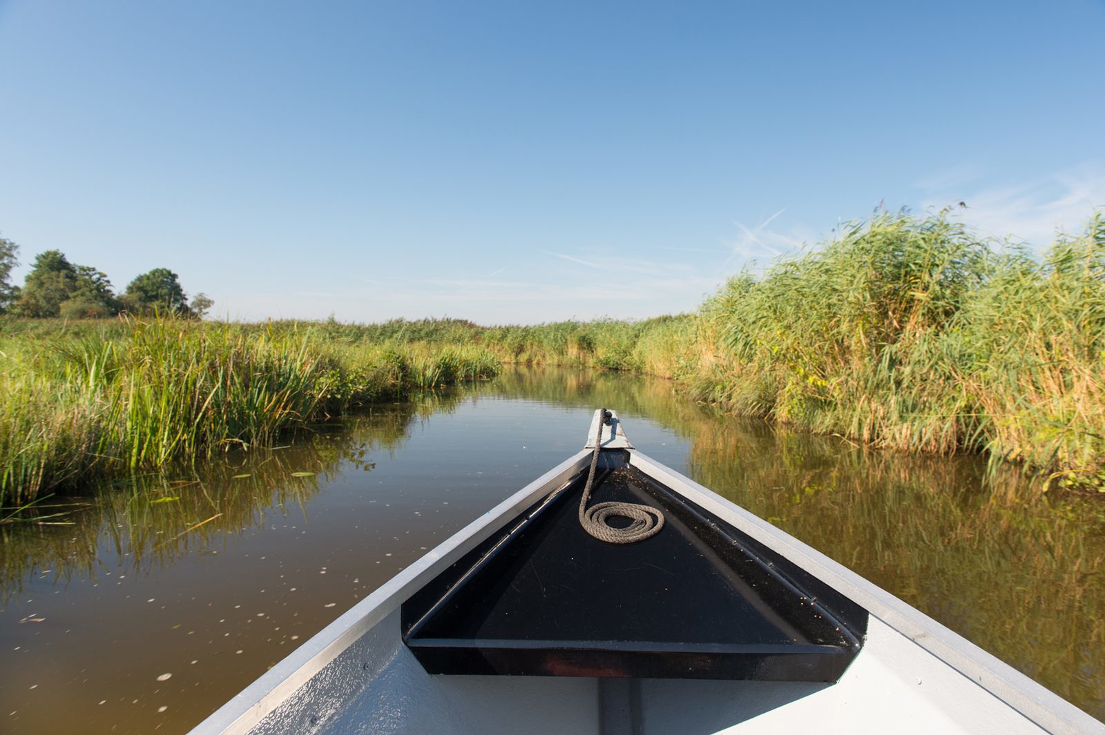 Op een van de mooiste plekjes in het dorp Giethoorn,...