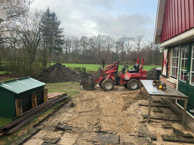 Er wordt hard gewerkt aan de aanleg van het zwembad met jetstream bij woning de Noteboom.