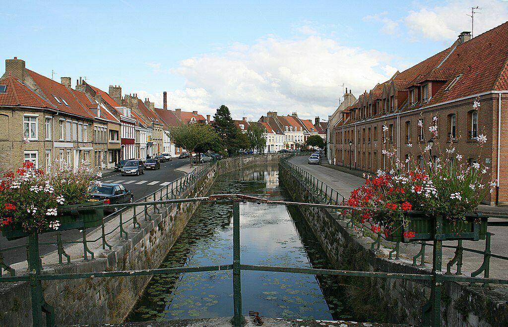 Kanalen in het stadje Bergues waar de film Chez Les Ch’tis is opgenomen.