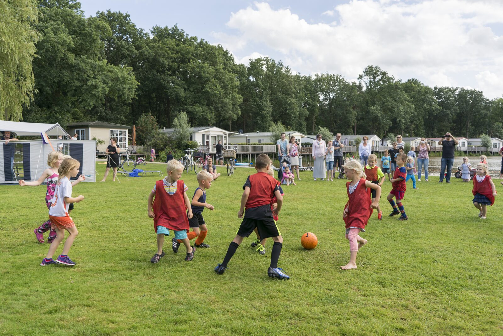 Voetballen bij de vijver