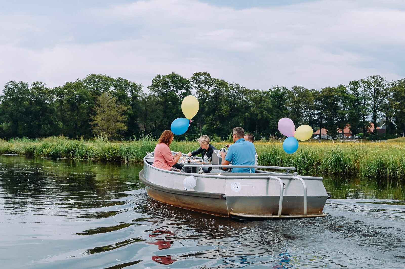 Proosten, dobberen en dineren