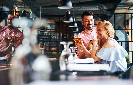 Un couple dans un restaurant