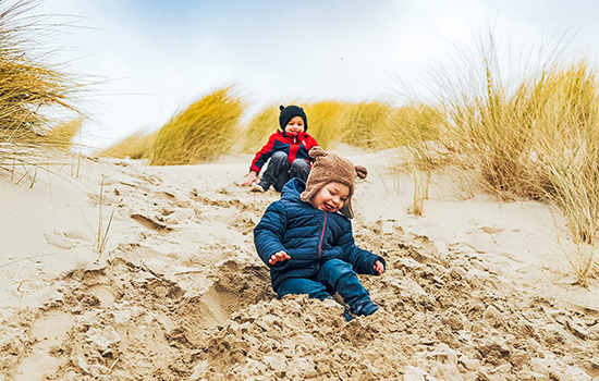 Des enfant dans le sable