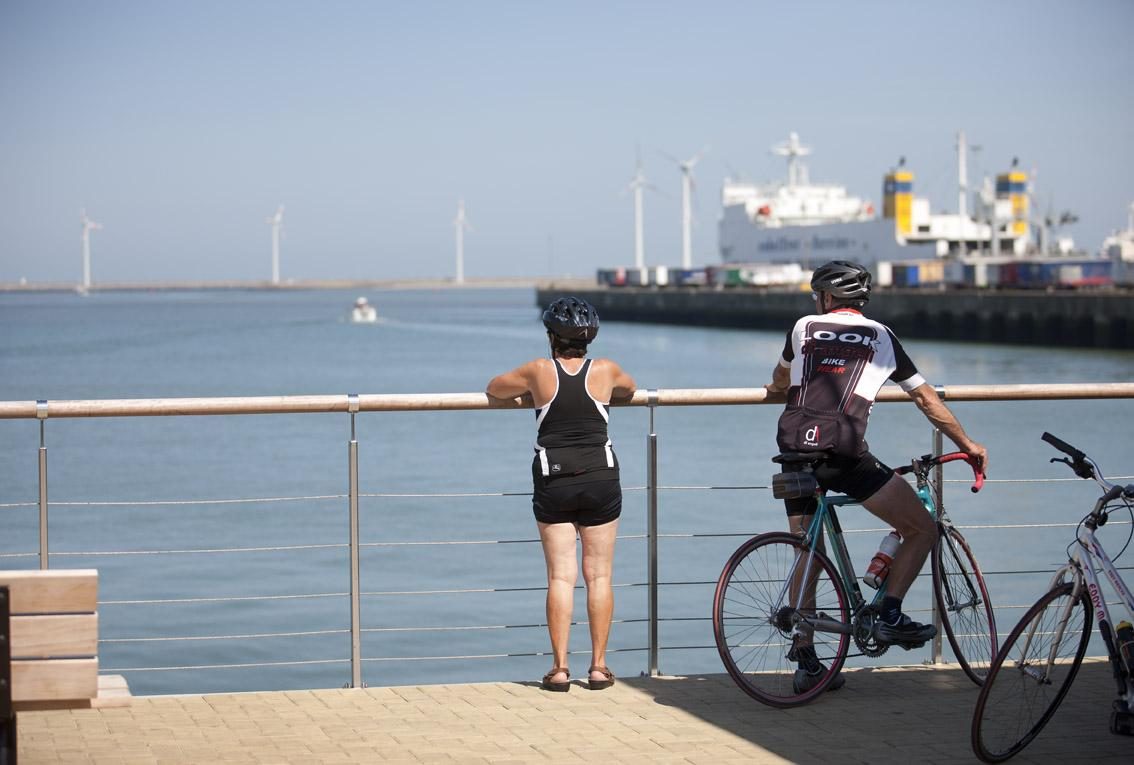 Radfahren entlang des Hafens