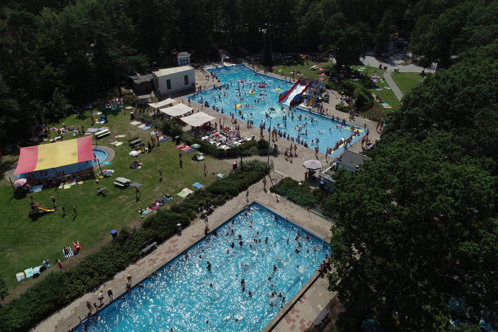 Beheiztes Freibad mit Rutschen im Wald - 3 m mit dem Auto oder 20 m zu Fuß