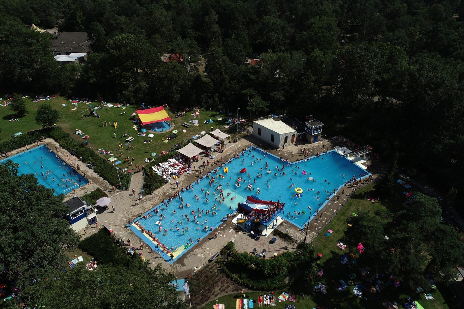 Beheiztes Freibad mit Rutschen im Wald - 3 m mit dem Auto oder 20 m zu Fuß