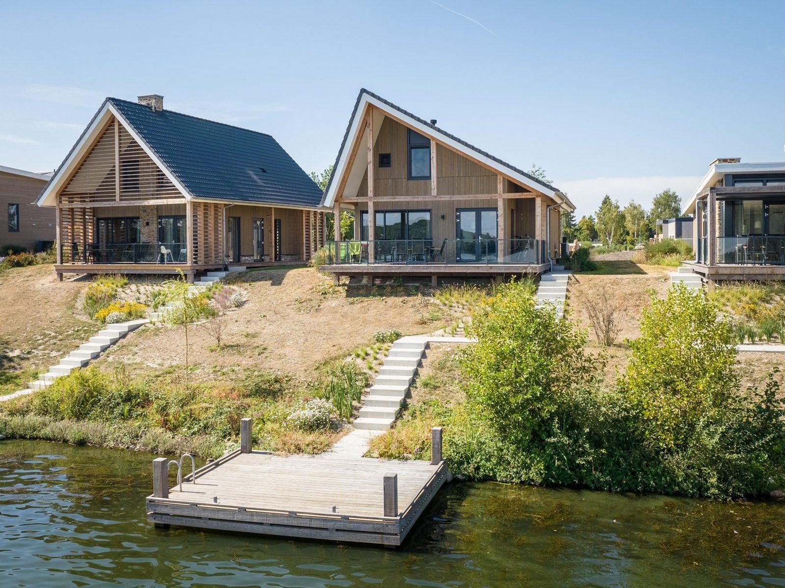 Luxurious recreation home by the water