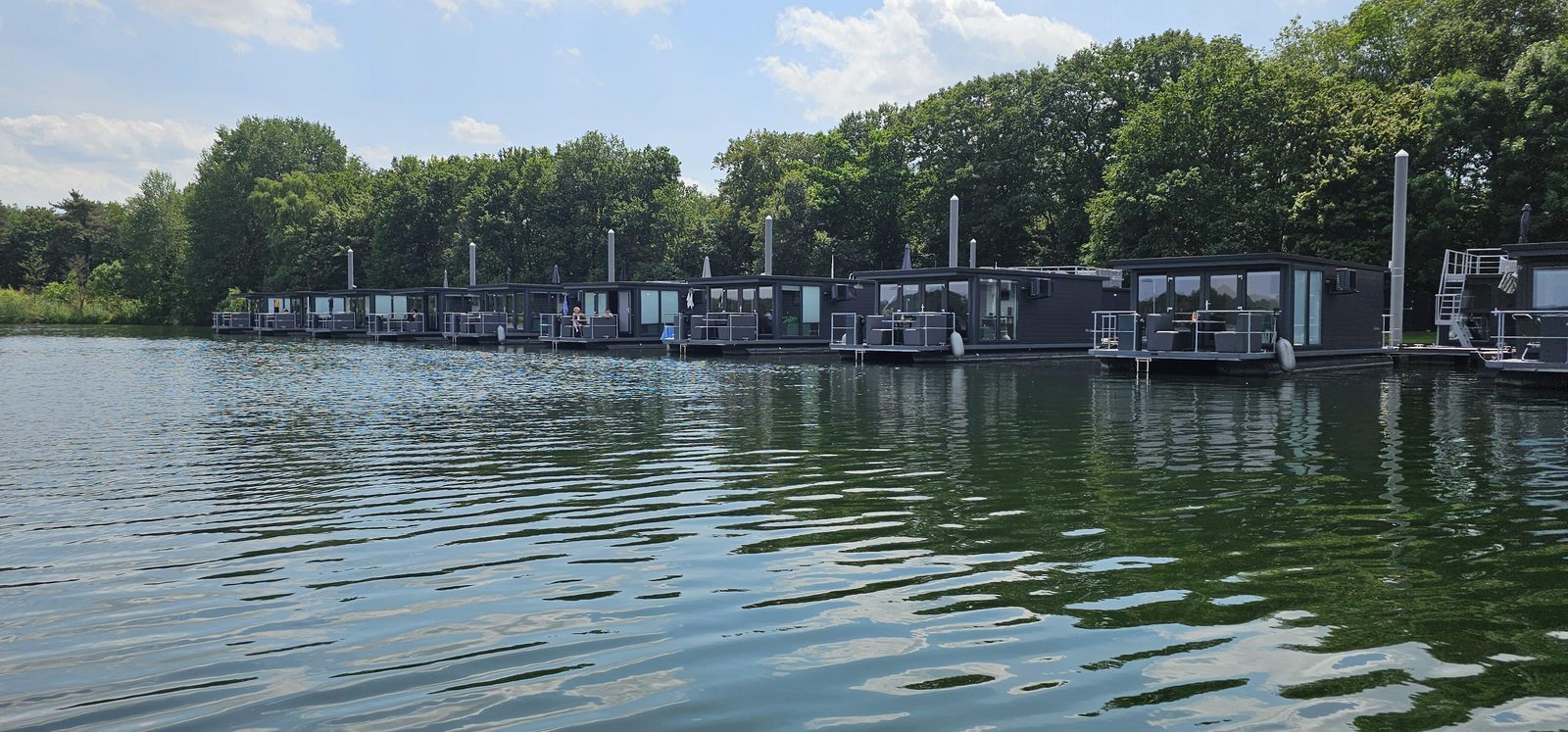  57 / 5.000 Rent a houseboat at Marina Mookerplas in North Limburg