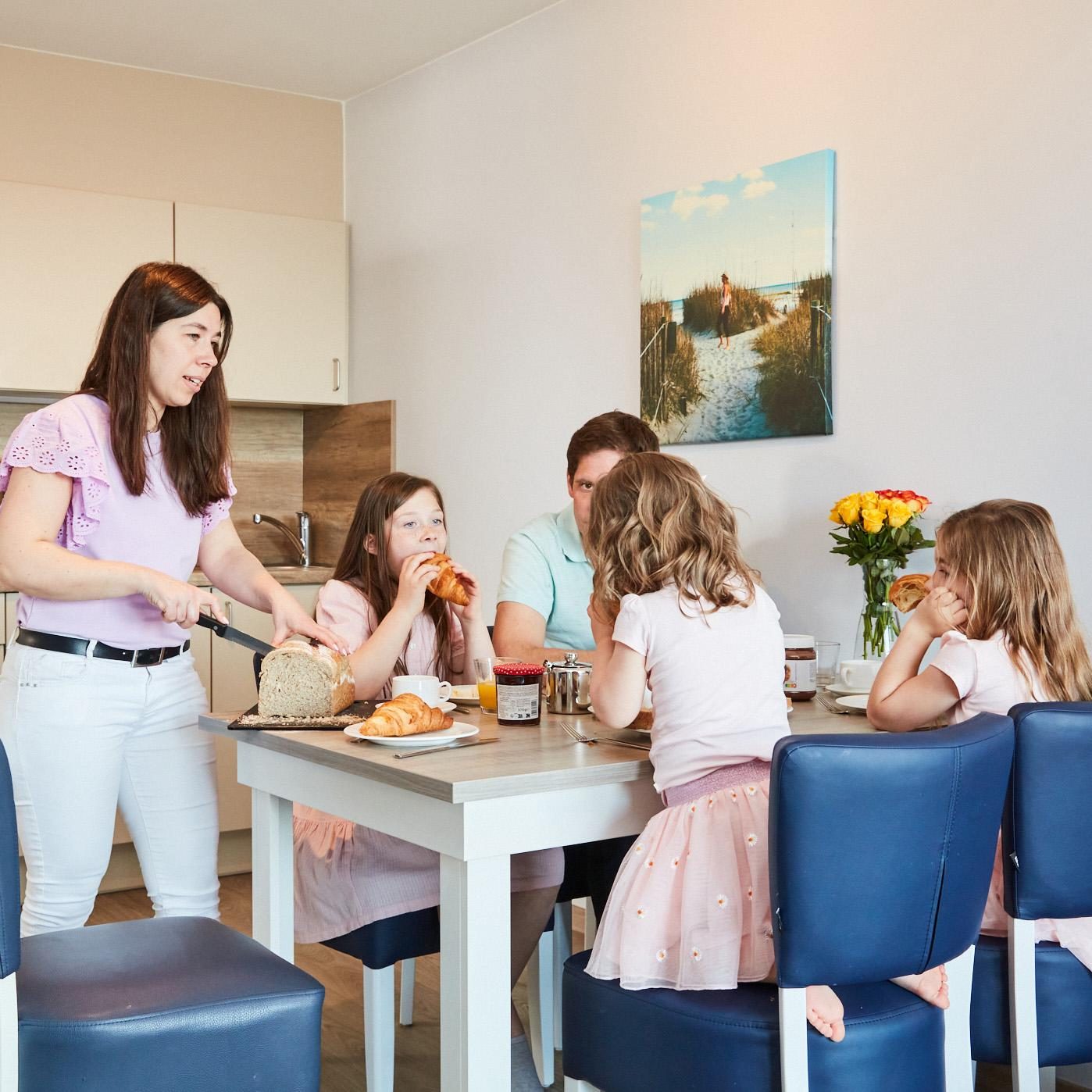 Een gezin aan het ontbijten bij Holiday Suites Blankenberge