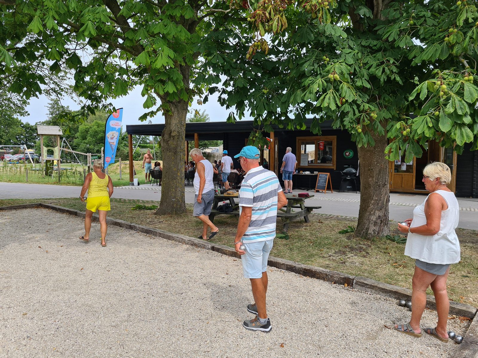 Boules court