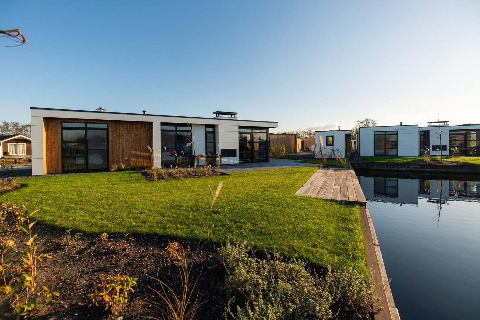 Huisje met aanlegsteiger