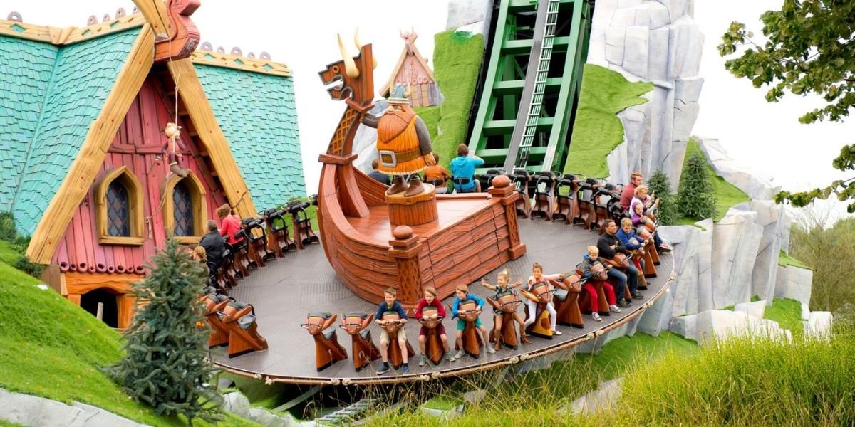 Kindjes op een attractie in Plopsaland De Panne