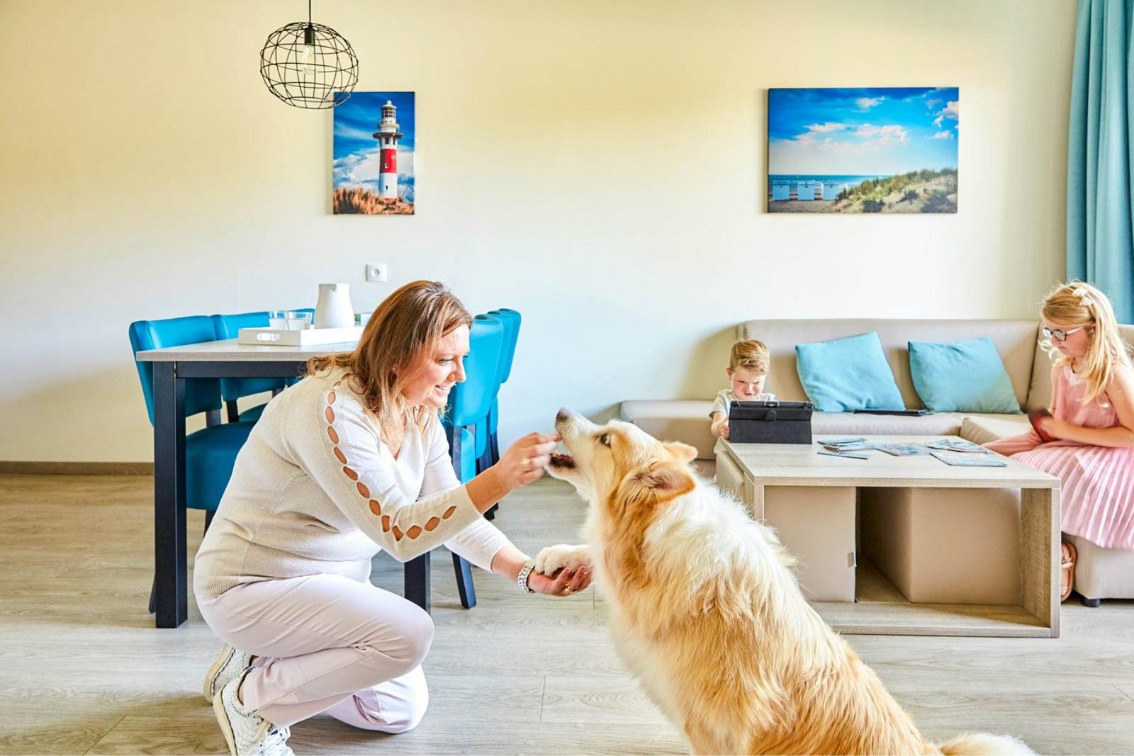 Mama met haar kindjes en de hond in een vakantieappartement van Holiday Suites Nieuwpoort