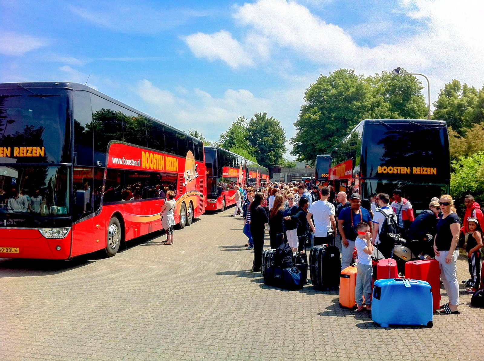 Bussen van Boosten op verzamelpunt van Boosten