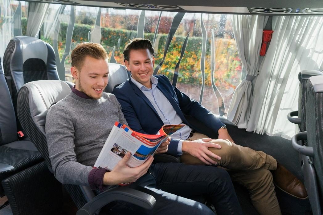 Mensen op een Royal Class busstoel in Boosten bus