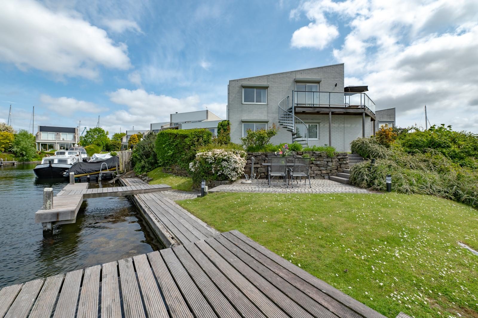 Holiday house with private jetty