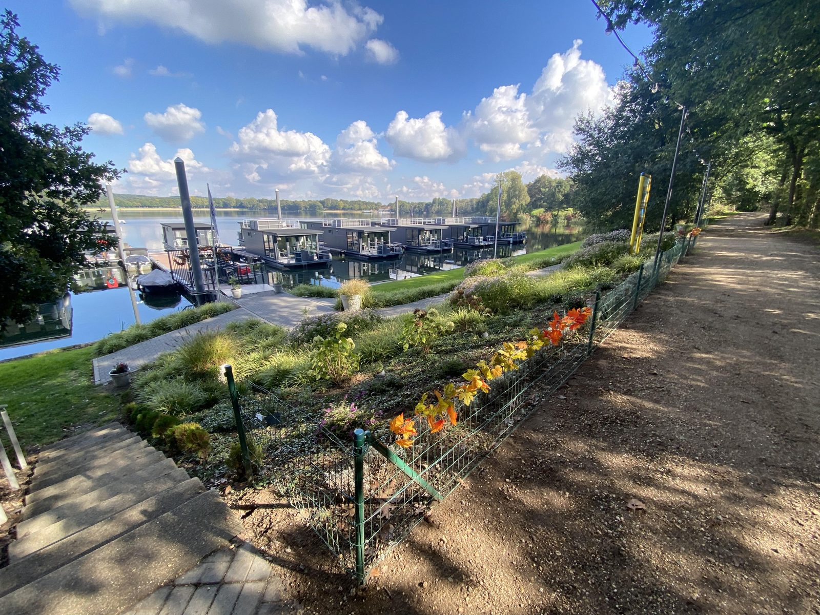  57 / 5.000 Rent a houseboat at Marina Mookerplas in North Limburg