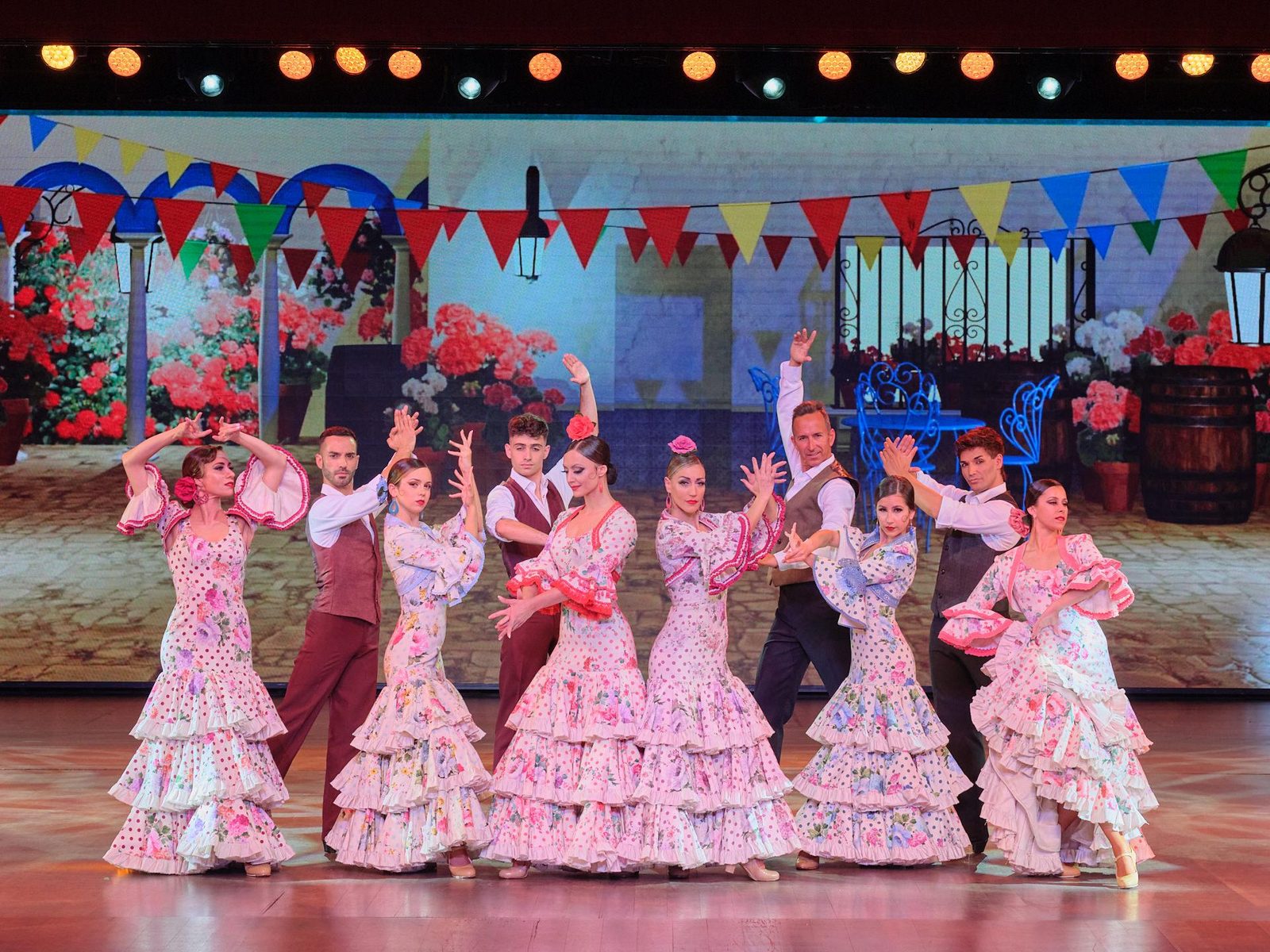 Grupo de bailaores de flamenco con trajes tradicionales de flamenca durante el espectáculo AIRE en Benidorm Palace