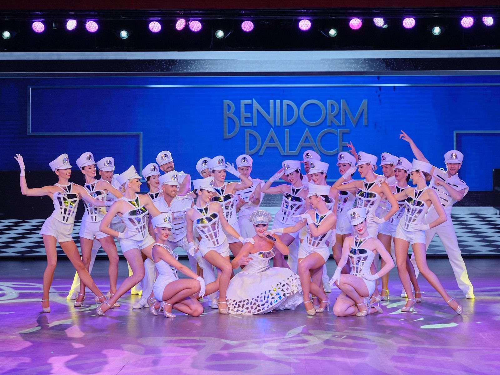 Grupo de bailarines de ballet en Benidorm Palace durante el espectáculo AIRE