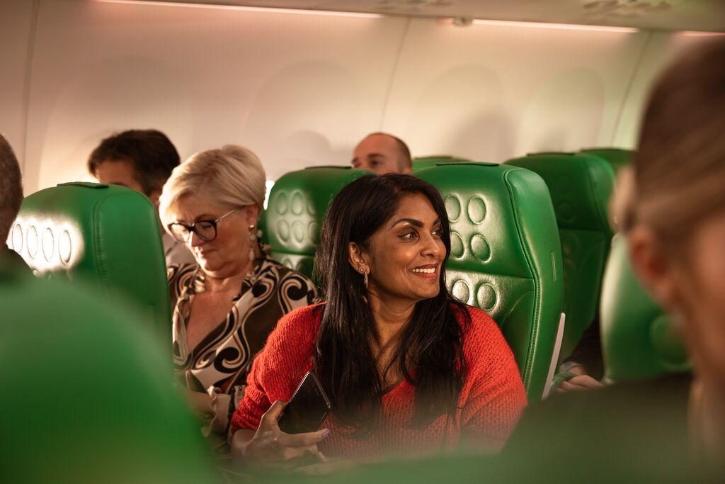 Vrouw in Transavia vliegtuig