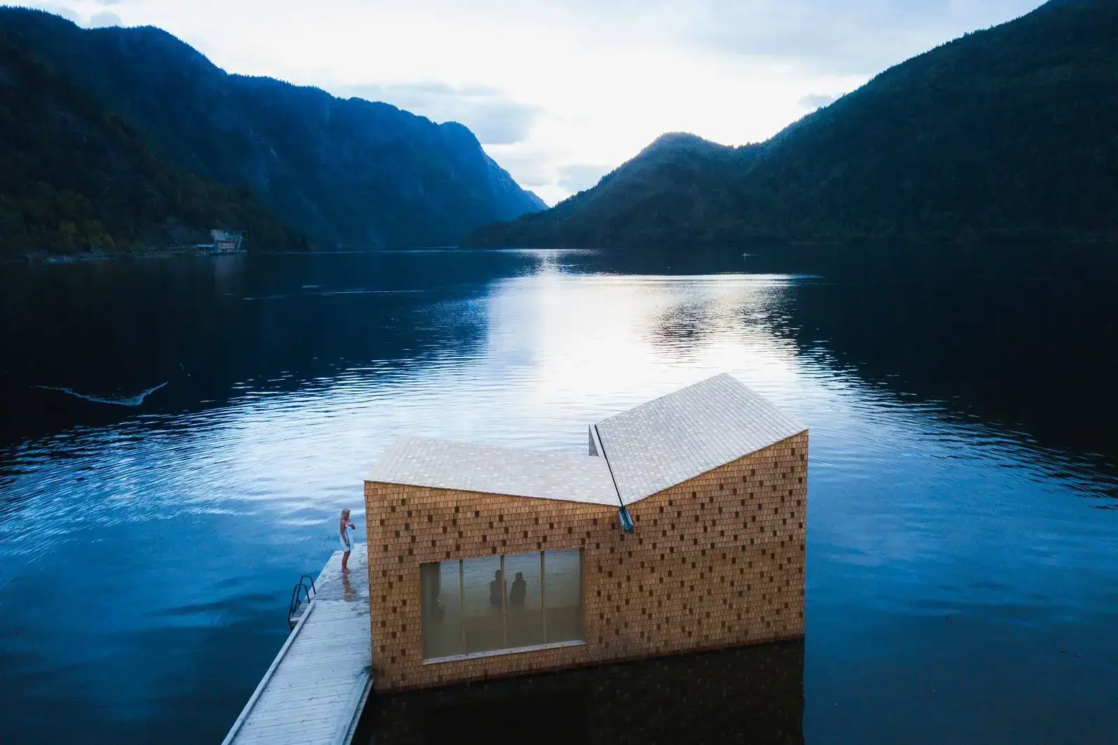 Schwimmende Sauna mit wunderschöner Aussicht