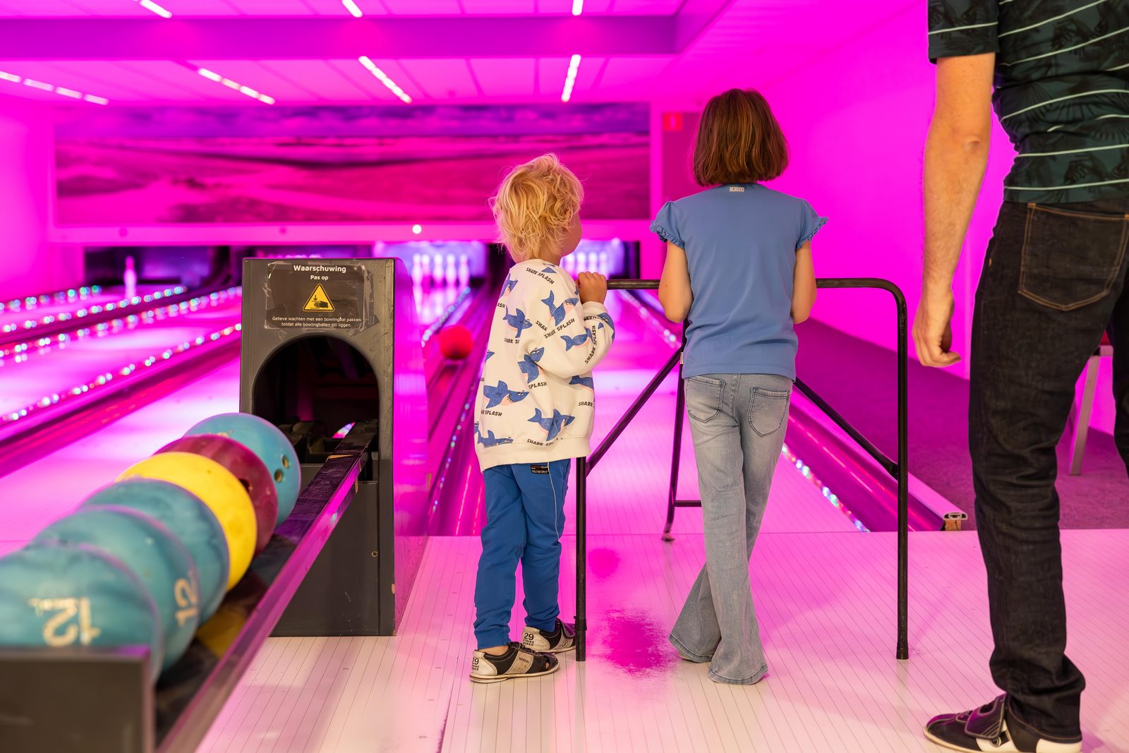 Kinderen bij de bowlingbaan