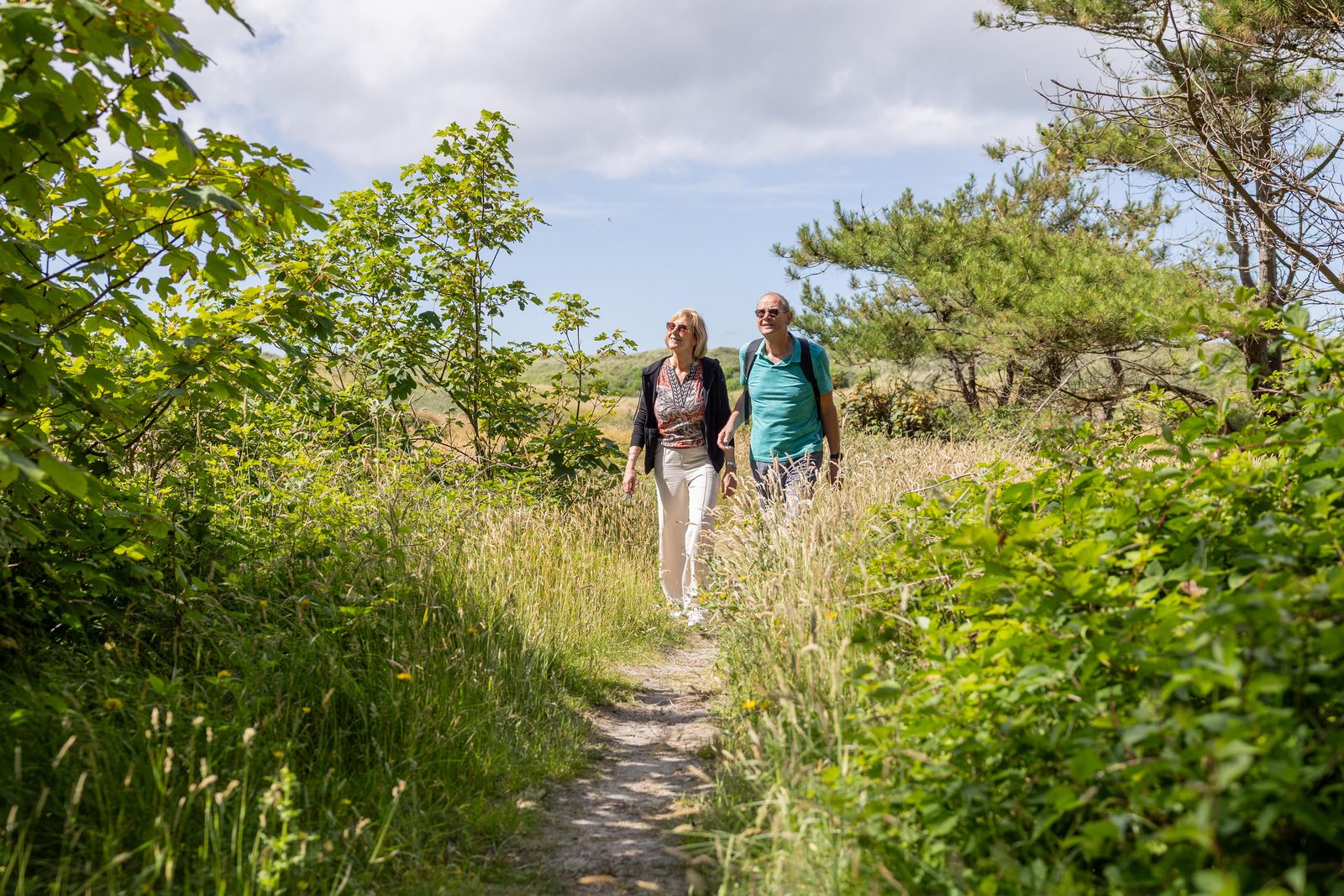 Ouder stel wandelt door natuur op Ameland