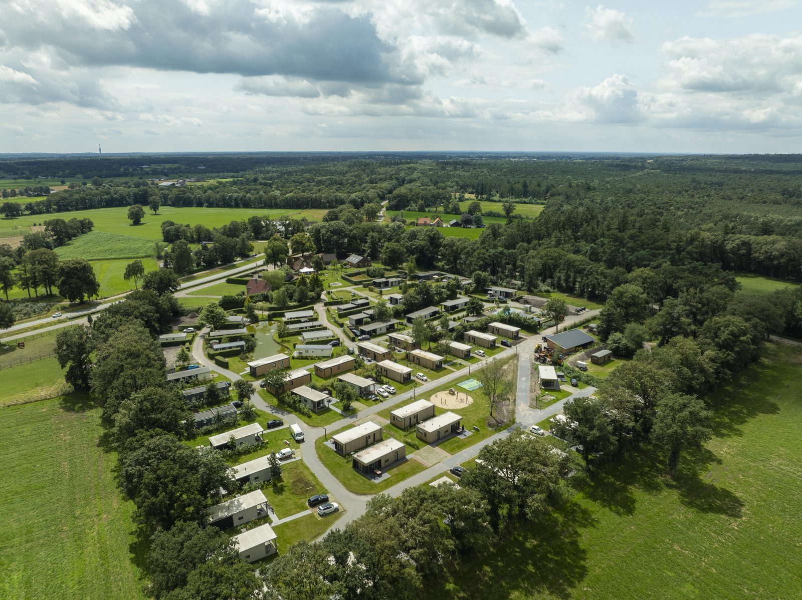 luchtfoto van bungalowpark in twente