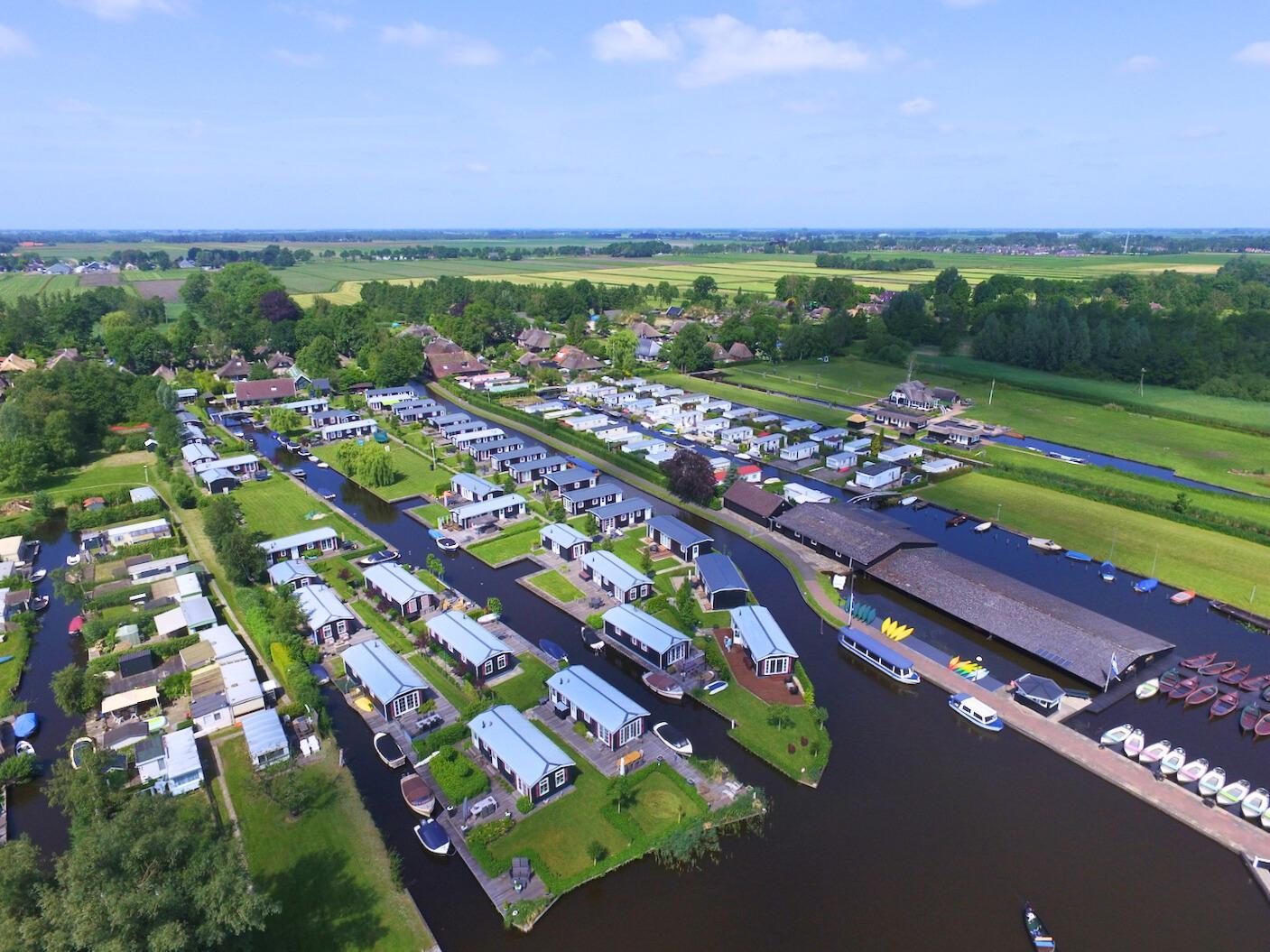 Op een van de mooiste plekjes in het dorp Giethoorn