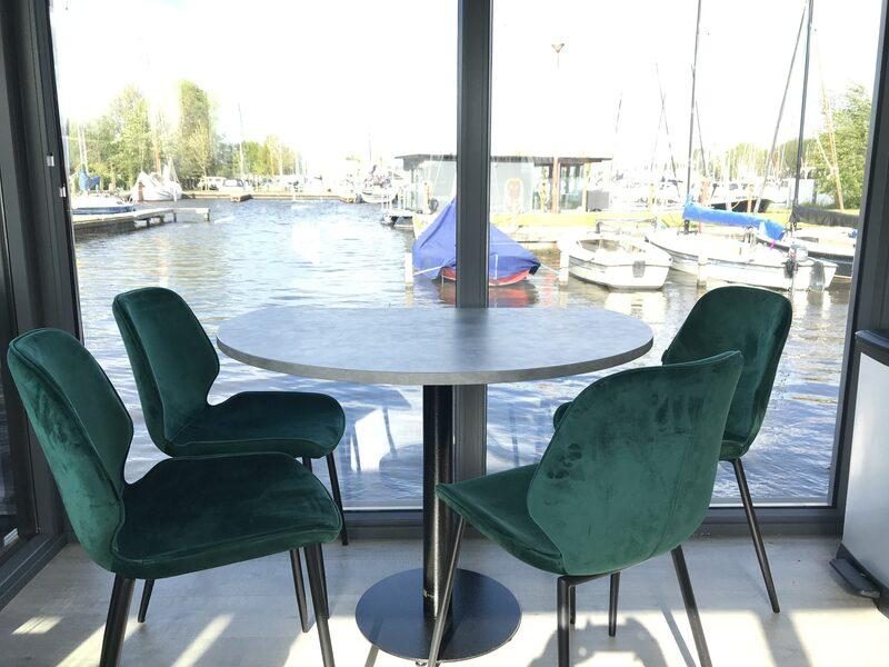 Houseboat in het donker