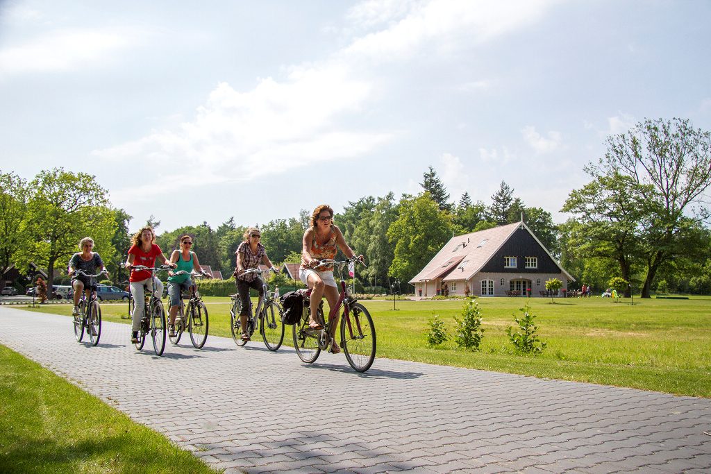 Fietsen combineren met een overnachting op landgoed 't Borghuis. www.borghuis.nl