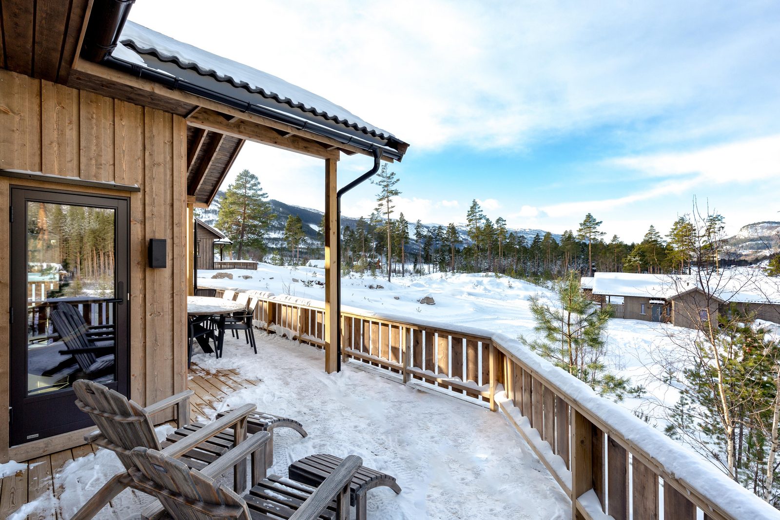 Bovenaanzicht vakantiewoningen in de sneeuw