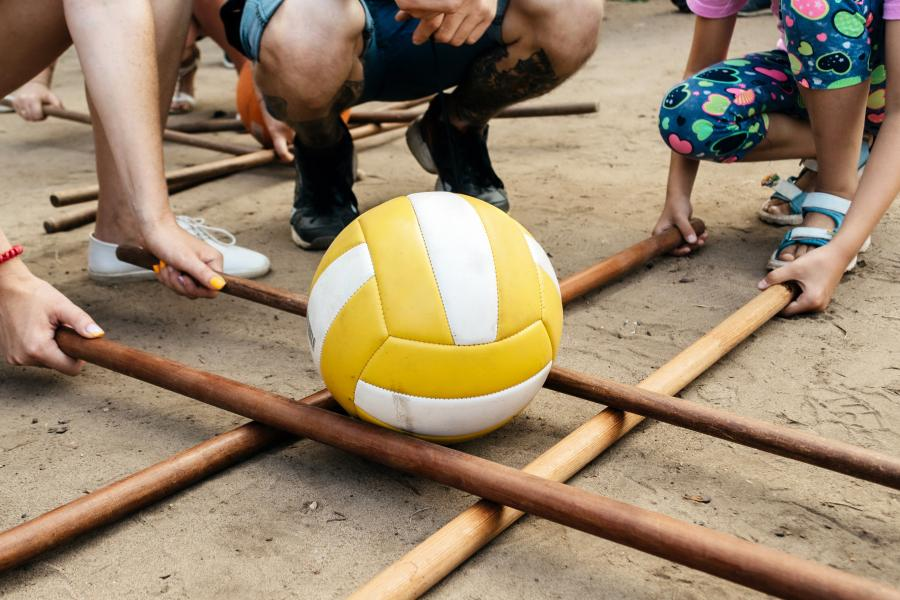 spel met bal Jeu avec ballon