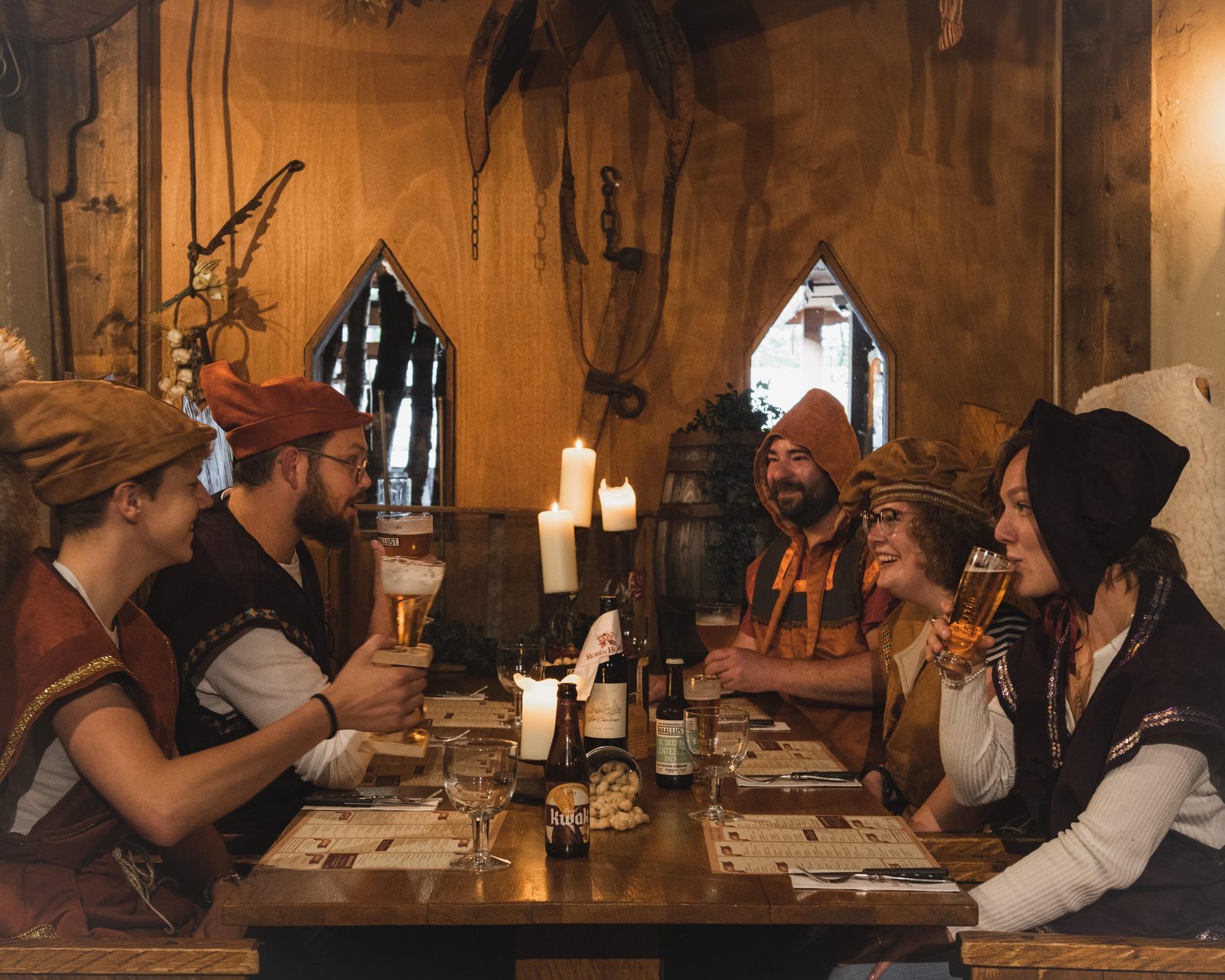 Gäste stoßen in mittelalterlicher Atmosphäre im Robin Hood Ribhouse neben dem Park an