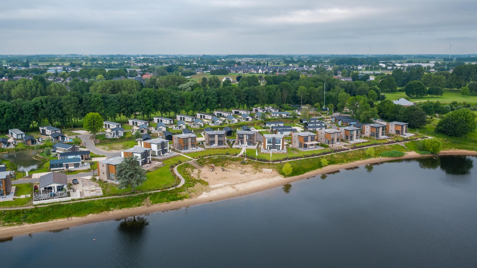 over vakantiepark aan de maas