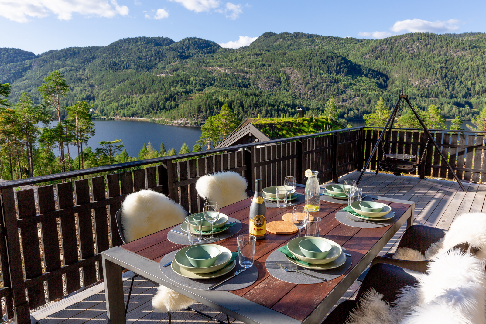 Terras Moose Lodge gedekte tafel familievakantie
