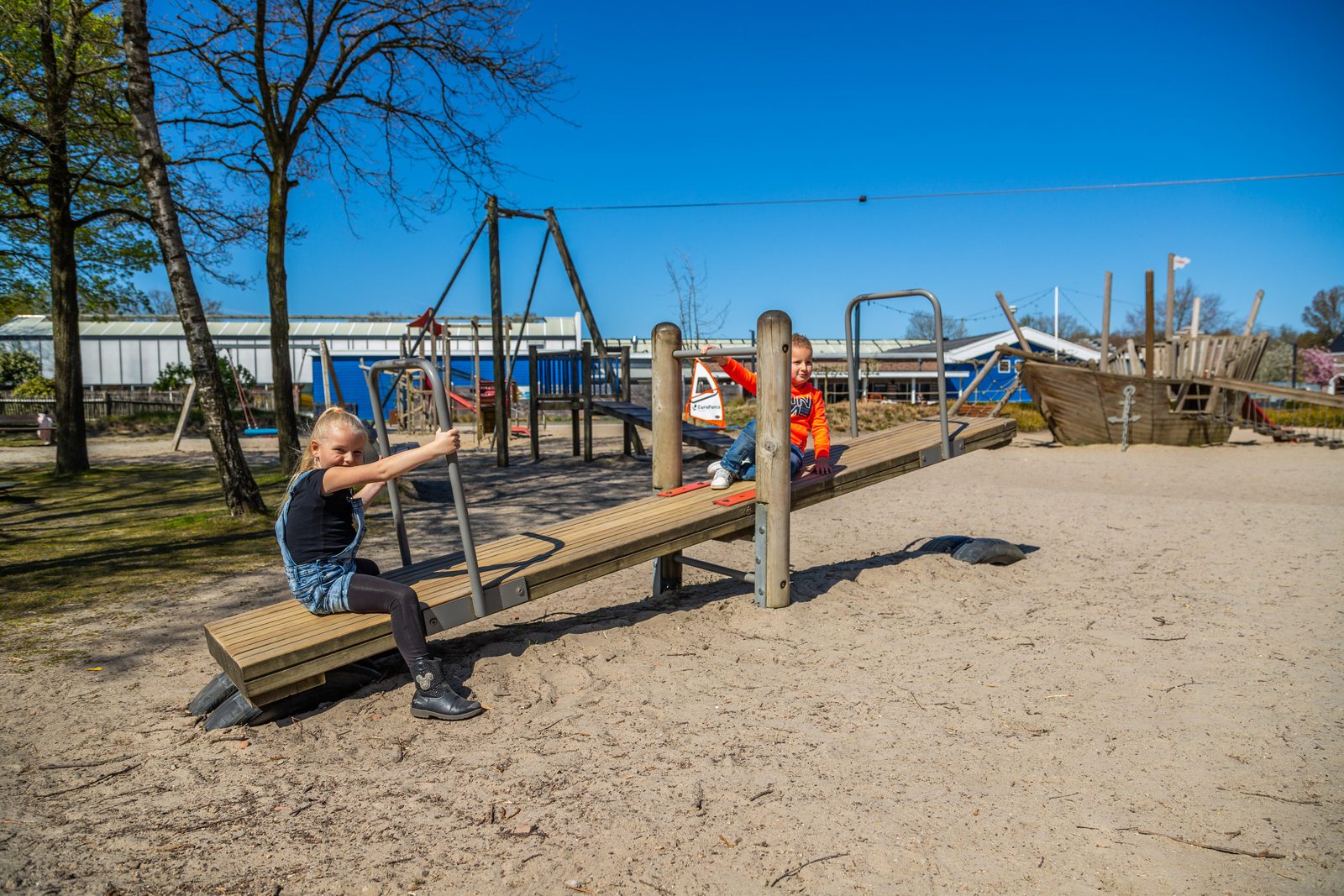 Spielplatz & Sportfelder