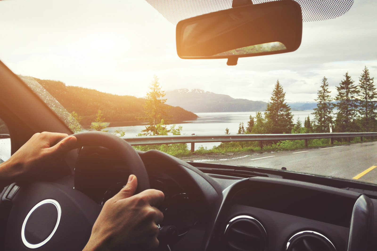 Innenraum eines Autos mit Blick auf wunderschöne norwegische Natur
