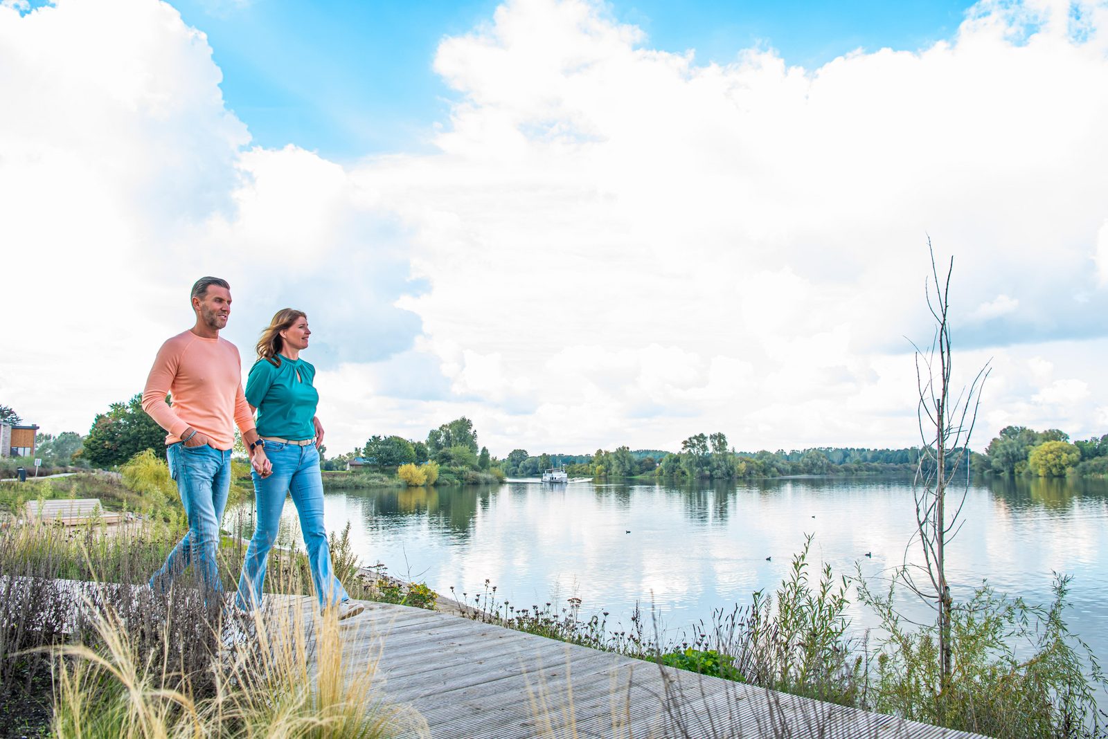 EuroParcs Aan de Maas couple hiking water boat