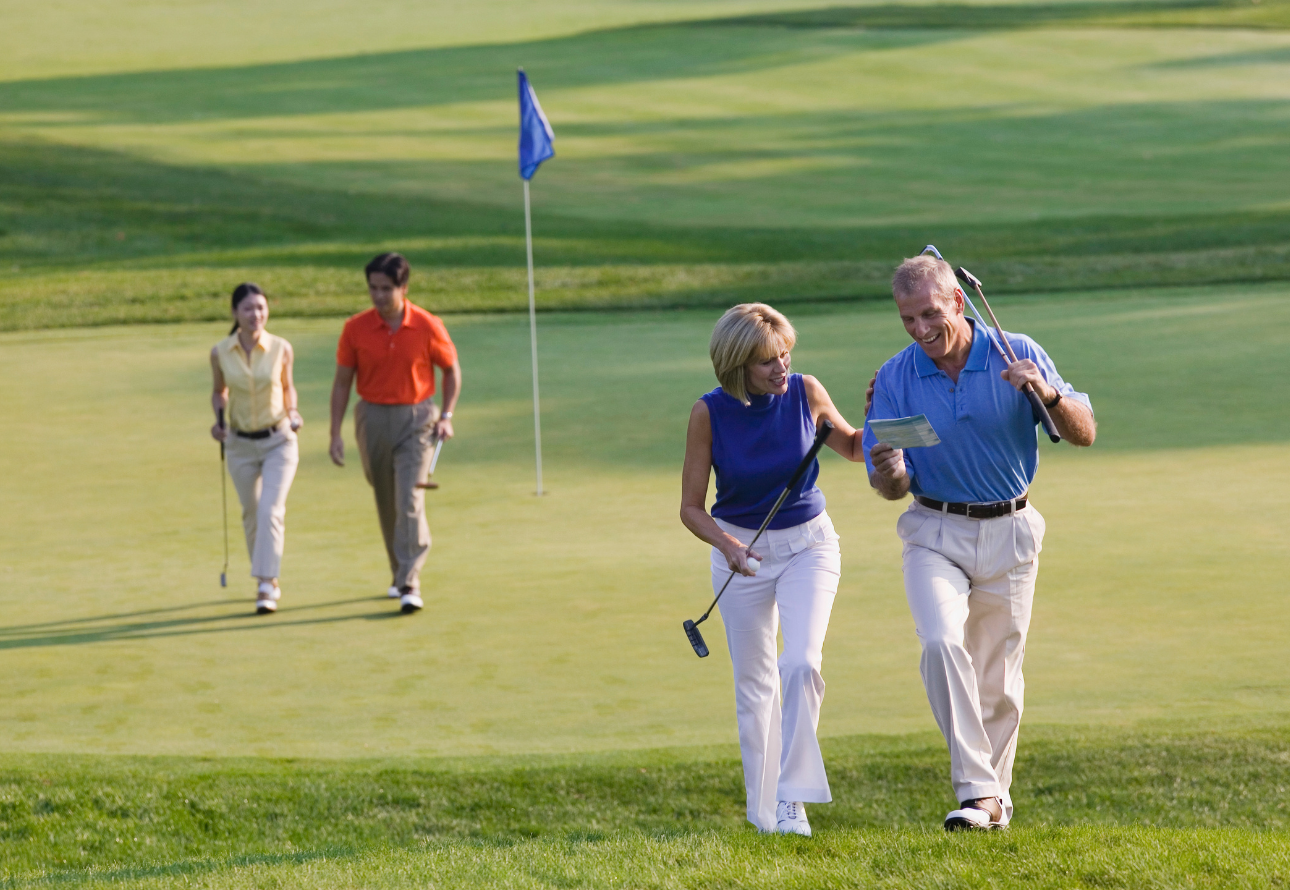 couples golfing
