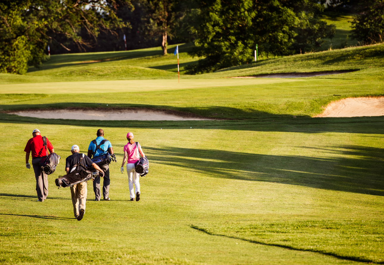 golfing course with people
