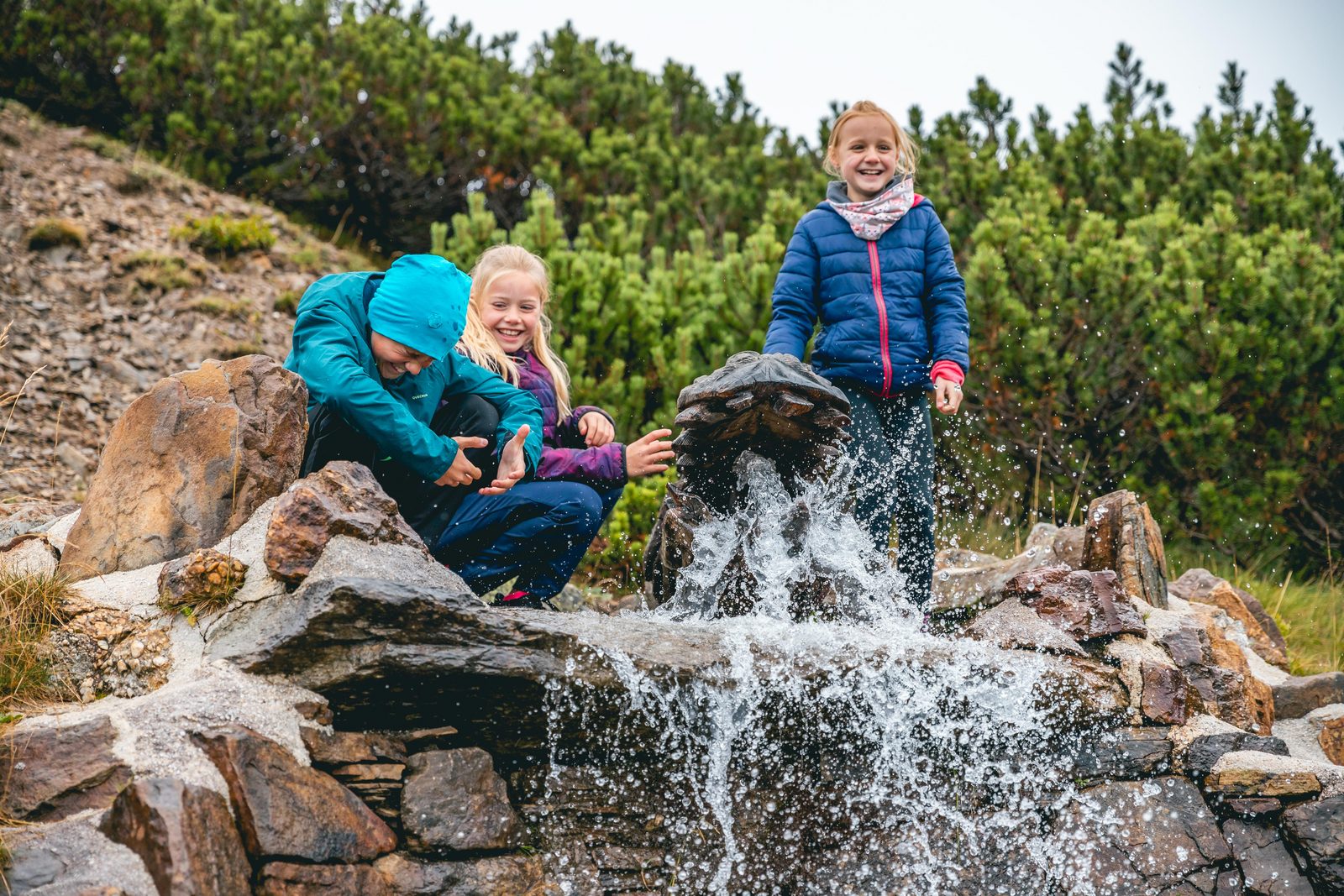 kids playing with water Austria