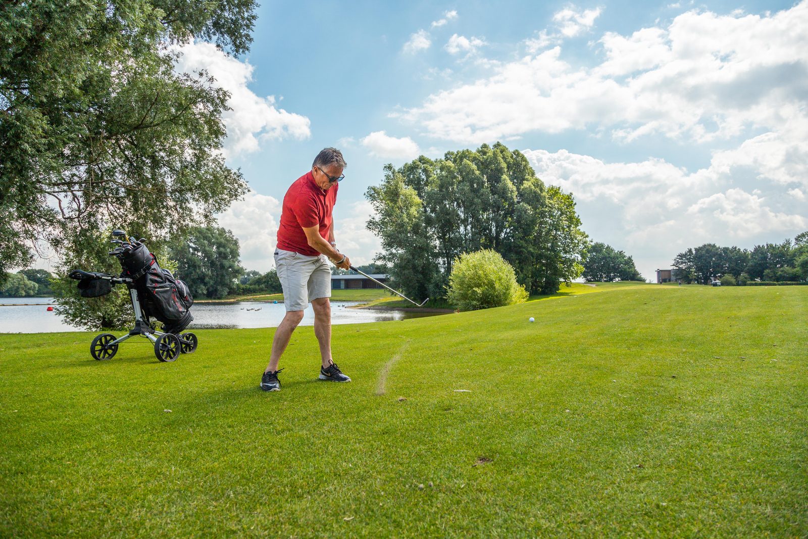 EuroParcs aan de Maas Golfbaan de Dorpswaard man golf swing