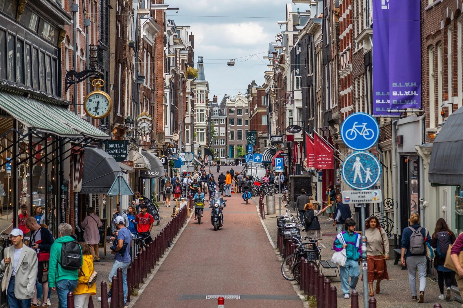 EuroParcs Het Amsterdamse Bos holiday park camping youngsters Amsterdam street