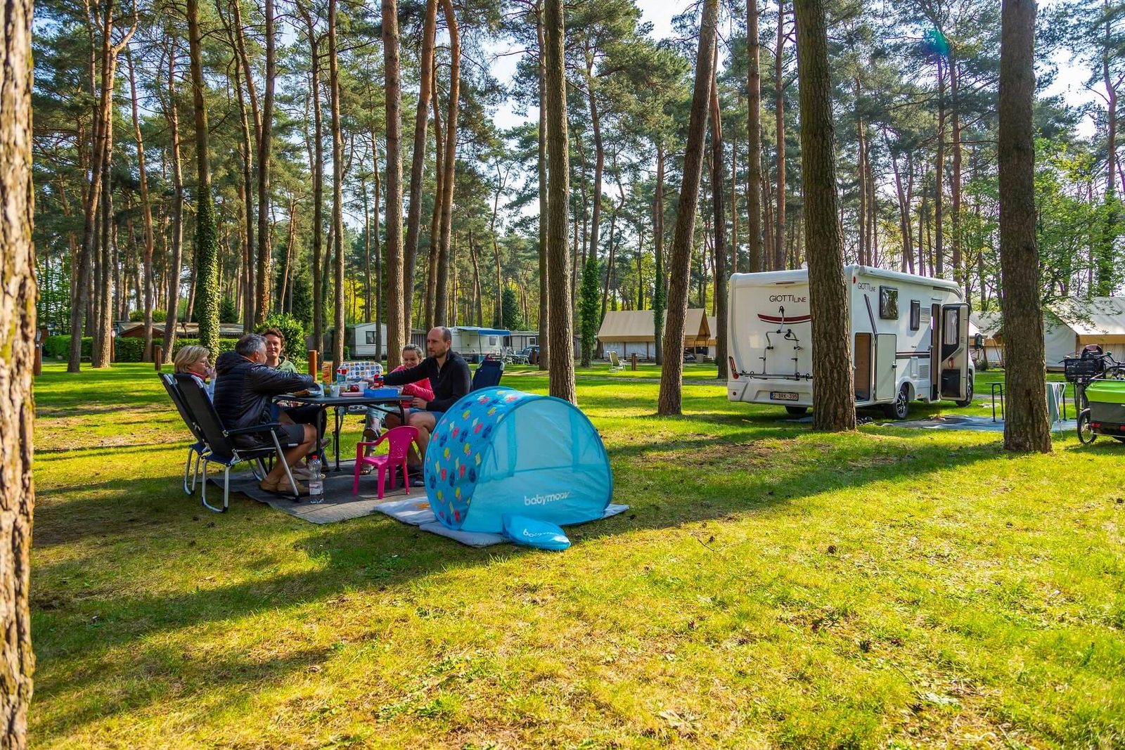 Camping familie buiten eten op EuroParcs Hoge Kempen