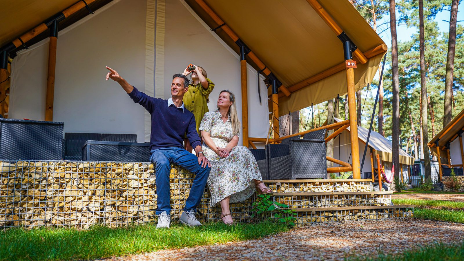 Hoge Kempen Family Glamping Pointing Bird Watching