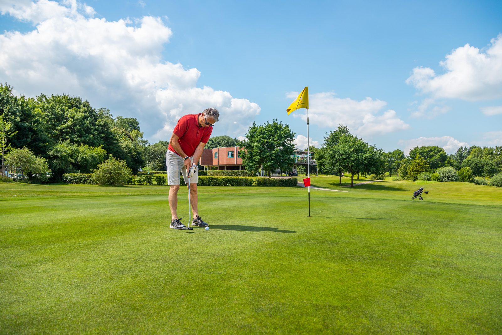 EuroParcs Aan de Maas golfbaan man