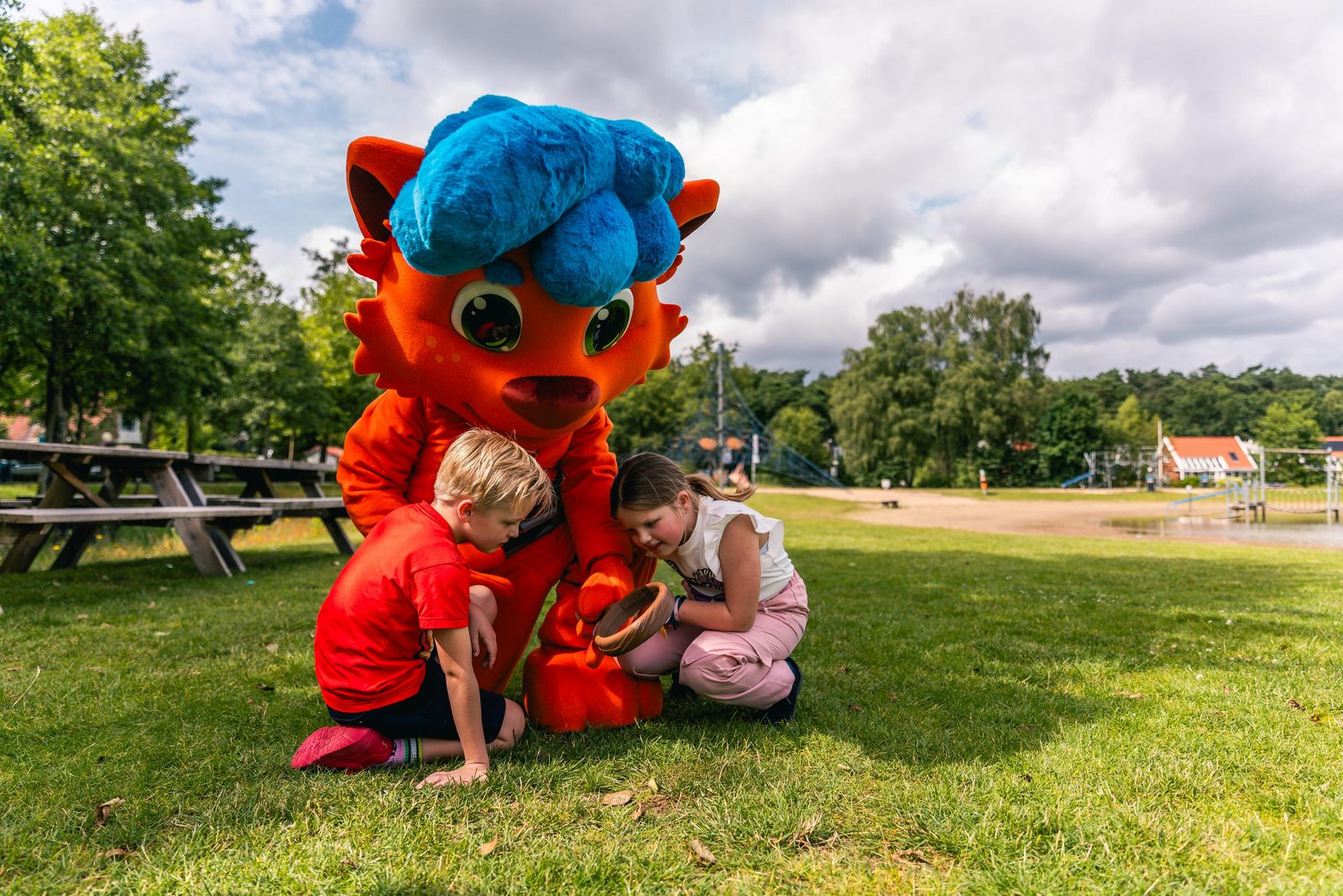Yuki mascot EuroParcs scavenger hunt search children magnifying glass