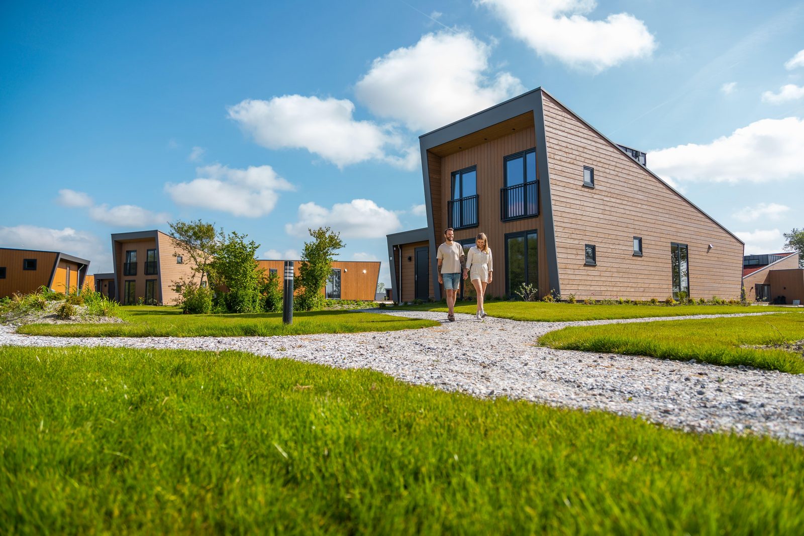 EuroParcs Hindeloopen spring summer green grass couple romantic holiday home holiday park