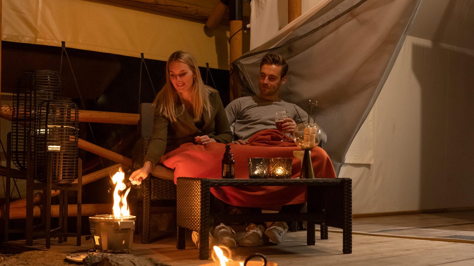 Hoge Kempen Couple Fire Glamping Blanket Drinks